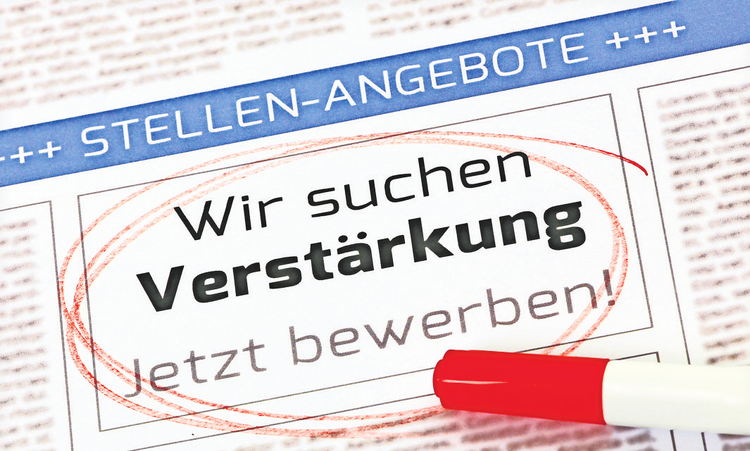 In welche Richtung soll die berufliche Reise nach der Schulzeit gehen? Die eigenen Talente und Vorlieben sind dafür ein wichtiger Wegweiser. Den Bewerbenden stehen viele Türen offen. Foto: Adobe Stock/Yuri Seleznov (oben); Tim Reckmann/Pixelio.de (Fotos links)