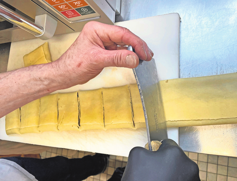 Mit geübten Fingern sind die Maultaschen schnell geschnitten.