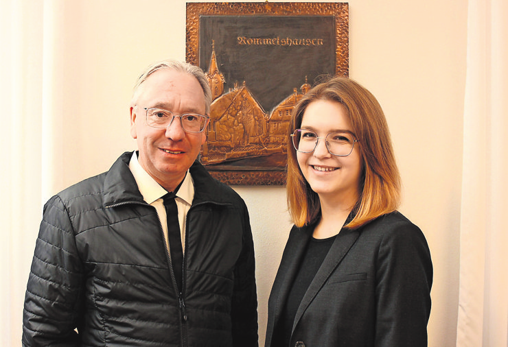 Hartmuth Roth und die Bestattermeisterin Jennifer Wissing.