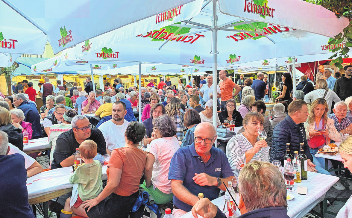 Nette Leute, gutes Essem und Trinken - alles das bei bester Stimmung. Das ist beim Pfingstmarkt Mundelsheim garantiert. Fotos: frei/Werner Kuhnle