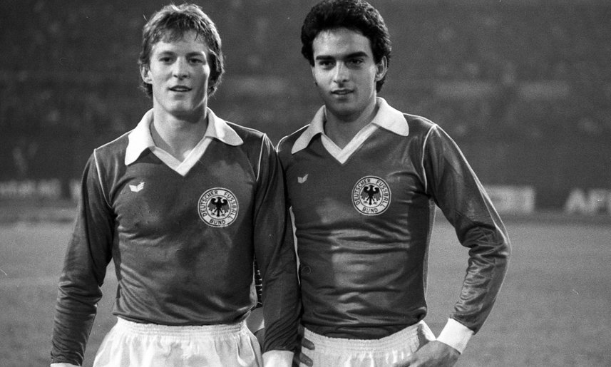 Karl-Heinz Förster (links) und Hansi Müller im Nationaltrikot 1980. Da wurden sie gemeinsam Europameister. Foto: imago/Sportfoto Rudel