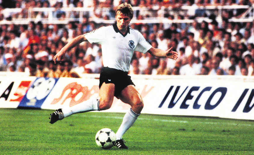 Perfekte Ballbehandlung: Bernd Förster im Einsatz bei einem Länderspiel der DFB-Auswahl. Foto: Horst Rudel