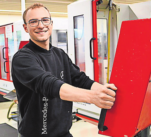 Louis Holder (links) und Isabelle Grau sind Mechatroniker-Auszubildende im Mercedes-Benz Werk Untertürkheim.