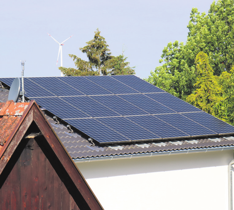 Die PV-Anlage auf dem Dach zapft die Ressource Sonne an.