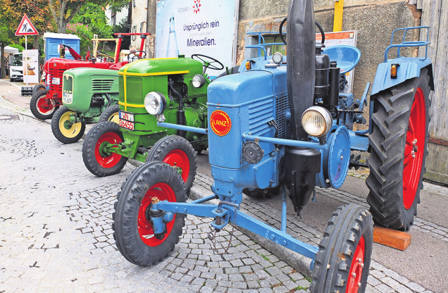 In der Butterstraße ist – mit Ausnahme der Attraktionen im Schmidener Küchenstudio – kein Programm. Die Bulldog- und Oldtimerfreunde zeigen aber genauso schmucke Fahrzeuge wie auf diesem älteren Foto.