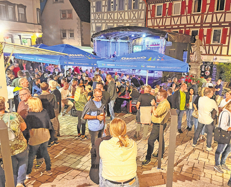 Weinliebhaber können regionale Weine genießen.