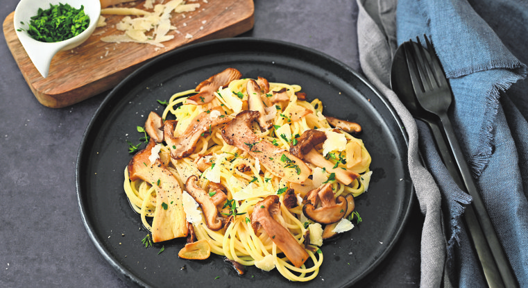 Sch&ouml;ner Kontrast f&uuml;r die besonders d&uuml;nnen Spaghettini: Gro&szlig;e, in Scheiben geschnittene Pilze. Foto: Julia Uehren/loeffelgenuss.de/dpa-tmn