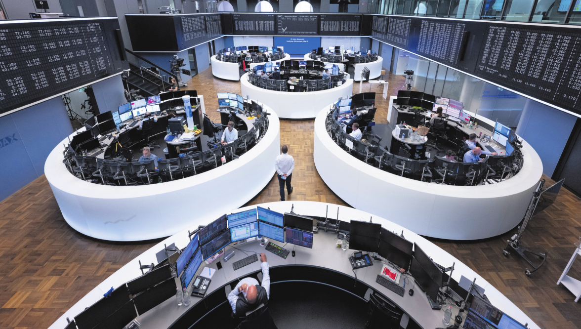 Aktienhändler unter Strom - Blick in den Handelssaal der Deutschen Börse in Frankfurt/Main Fotos: dpa/Boris Roessler/Erwin Wodicka