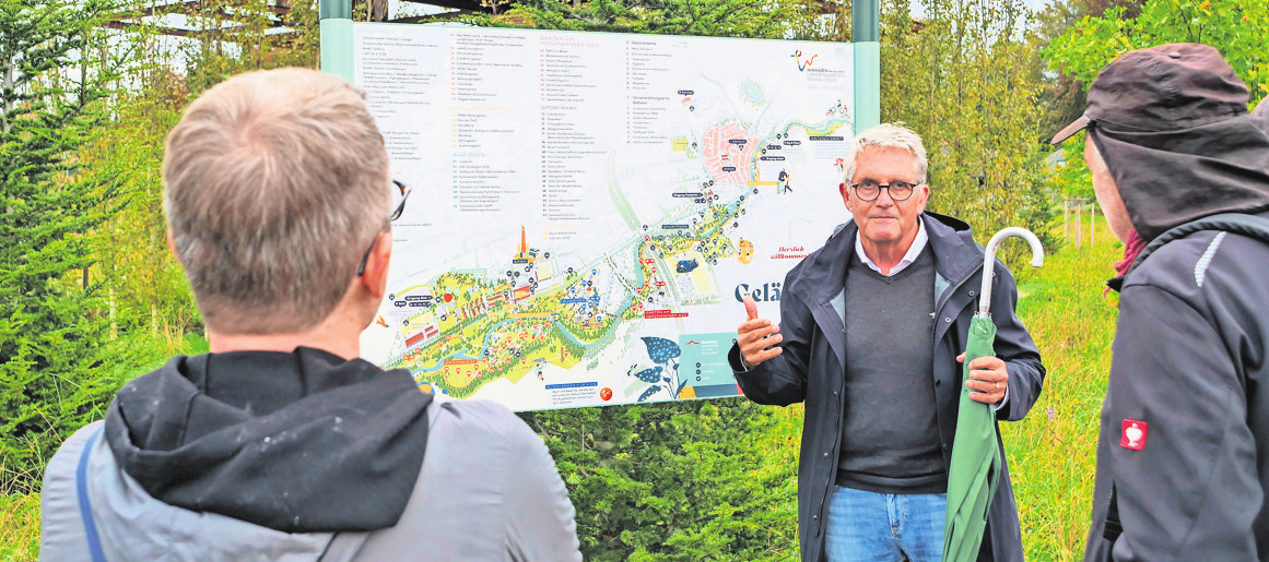 Karl-Eugen Ebertshäuser erläutert den Besuchern aus Hedelfingen in Wangen im Allgäu die Chancen einer Landesgartenschau.