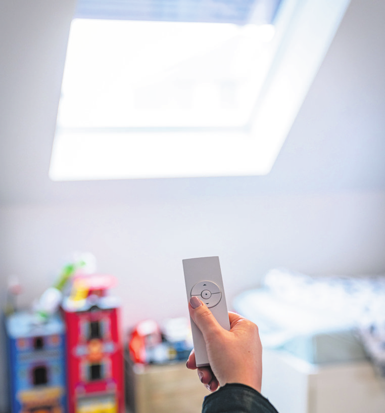 Die Kombination von innen liegendem Sonnenschutz und wärmedämmenden Rollläden bietet ein besonders hohes Energiesparpotenzial. Foto: djd/txn/BVRS