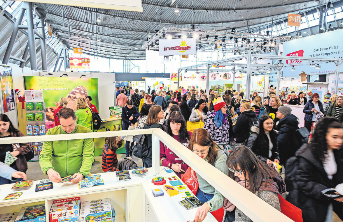 Vom 11. bis 15. Februar 2025 öffnet die didacta mit über 700 ausstellenden Unternehmen und über 1500 Veranstaltungen wieder ihre Tore auf der Messe Stuttgart. Unter dem Leitmotiv „Demokratie braucht Bildung - Bildung braucht Demokratie“ rückt die Messe die essenzielle Verknüpfung von Bildungssystemen und demokratischen Grundwerten in den Fokus.