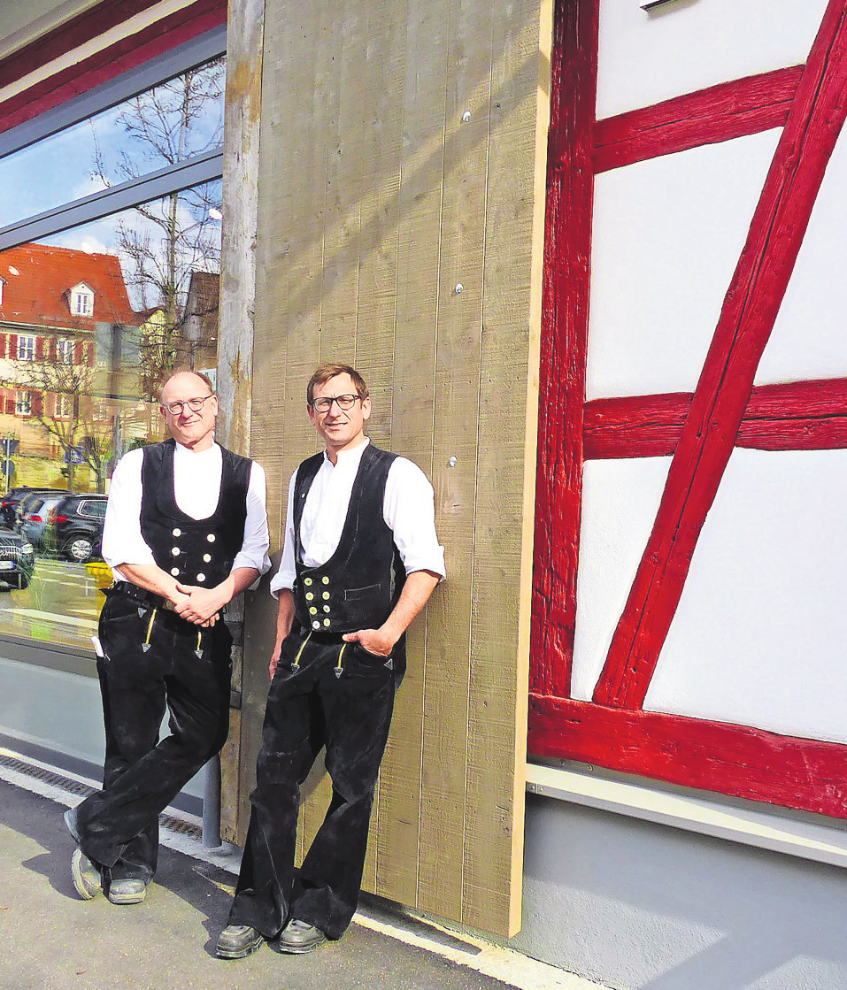 Joachim Frick (links) und sein Bruder Thomas haben viele historische Gebäude restauriert - wie hier in Schmiden. Foto: Michael Käfer