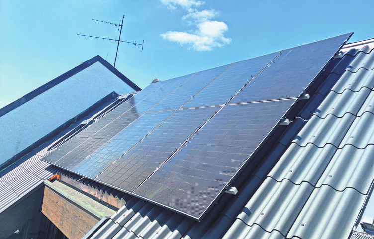 Die Firma Frick Holzbau installiert auch PV-Anlagen.