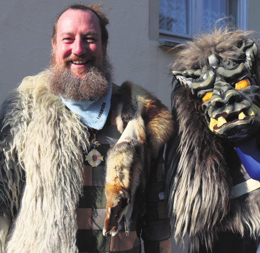 Zunftmeister Paul Benthin mit der DonnerZarken-Maske. eha