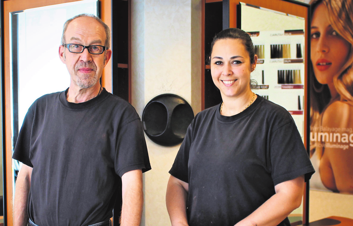 Friseurmeister Norbert Seller und Sofia Charalambidou da Silva wissen, worauf es beim perfekten Haarschnitt ankommt. Foto: Tatjana Eberhardt/arc