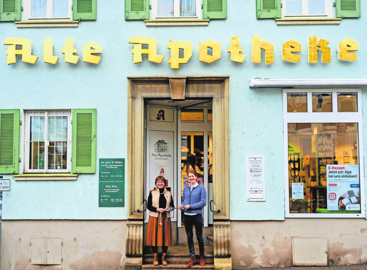 40 Jahre lang hat Beate Brigitte Merz-Hammel die Alte Apotheke geführt, jetzt übernimmt Tochter Vanessa-Franziska Ehsani. Foto: Jürgen Brand