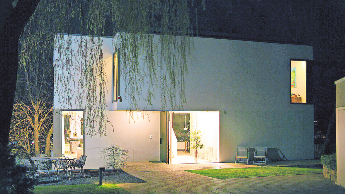 Moderne Netzwerk- und Sicherheitstechnik gehört in einem Neubau fast zum Standard. Wer beim Neubau eines Hauses von vornherein smarte Technologie mit einplant, kann von innovativen Sicherheits- und Komfortfunktionen profitieren. Fotos: djd/Telenot Electronic