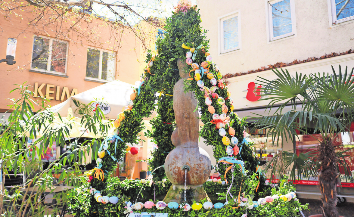 Viele bunte Eier, die in aufwendiger Handarbeit mit niedlichen Osterhasen, filigranen Blüten, Schmetterlingen und vielen anderen frühlingshaften Motiven bemalt wurden, zieren den Osterbrunnen. Foto: Eva Herschmann