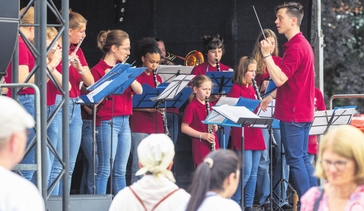 Der Tanz-Sport-Club Solitude bewirtet am Eingang der Werkrealschule. Foto: Z