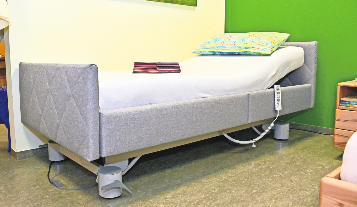 Libra ist ein Bett für jede Lebensphase: von 25 bis 80 Zentimeter höhenverstellbar, in Holz oder abwaschbar, mit desinfizierbaren Stoffen in vielen Farben. Aufrüstbar mit Ausfallschutz und Aufrichthilfe. Foto: Tom Bloch