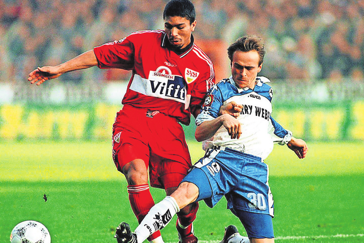 Zwei Jahre trug Günther Schäfer (hier im Duell mit Giovane Elber) das Trikot von Arminia Bielefeld. Foto: Imago/Team 2