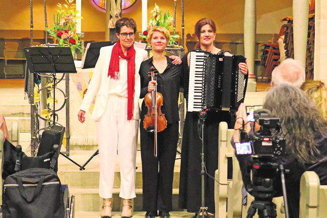 Ute Züfle (kleines Bild links) bei der Konzertlesung Veranstaltung „TodGlücklich“ zusammen mit der Violinistin Judith Calvelli-Adorno und der Akkordeonspielerin Janina Rüger-Aamot in der Stiftskirche in Weinstadt-Beutelsbach.
