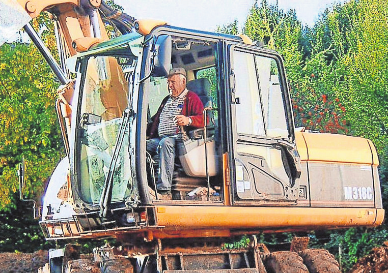Der Firmengründer Gerhard Off mit einem Bagger im Einsatz.
