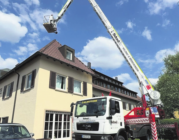 Reparaturarbeiten mit Mobilkran und Personenkorb am Hotel Bürkle.