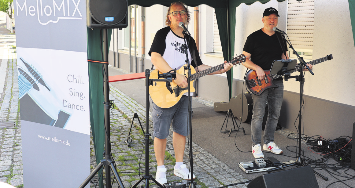Das Duo MelloMix spielt beim Schmidener Küchenstudio - diesmal mitten im Geschehen. Foto: M. Käfer