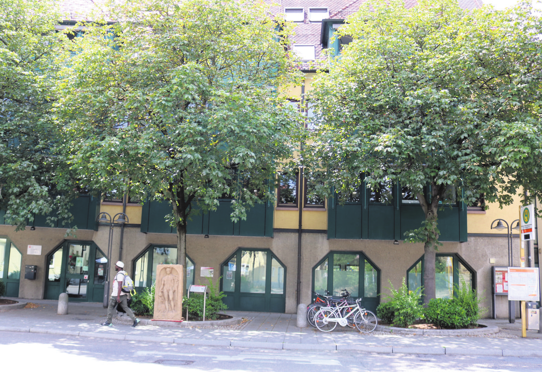 Vor dem Haus der Caritas sollen sie dann die Möglichkeit zum Ruhen und Reden bieten.