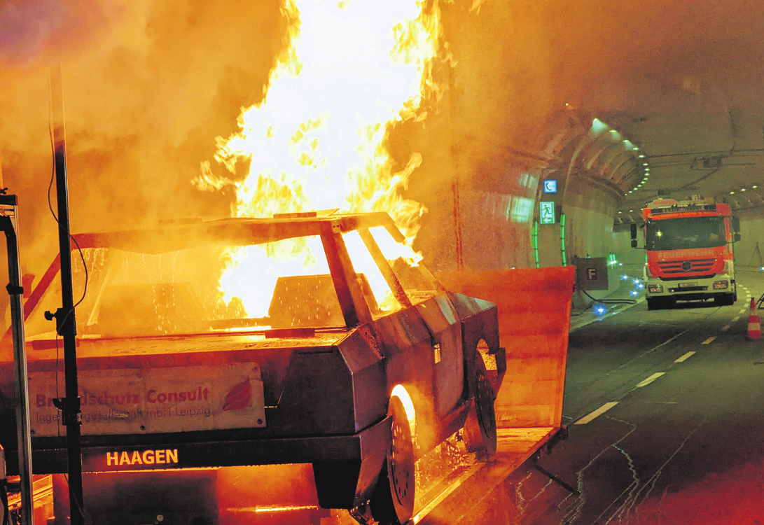 Mit Übungen in ganz unterschiedlichen Szenarien bereiten sich die Stuttgarter Feuerwehren auf Einsätze vor, hier ein simulierter Fahrzeugbrand im Rosensteintunnel.