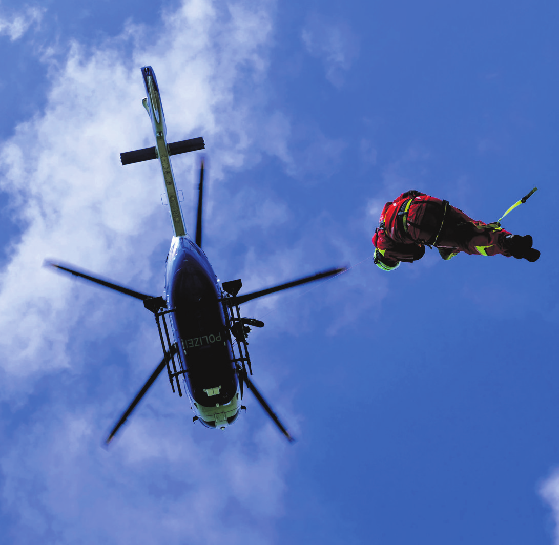 Die Höhenretter der Stuttgarter Feuerwehr üben auch mal mit Polizeihubschraubern zusammen. Fotos: Jürgen Brandt