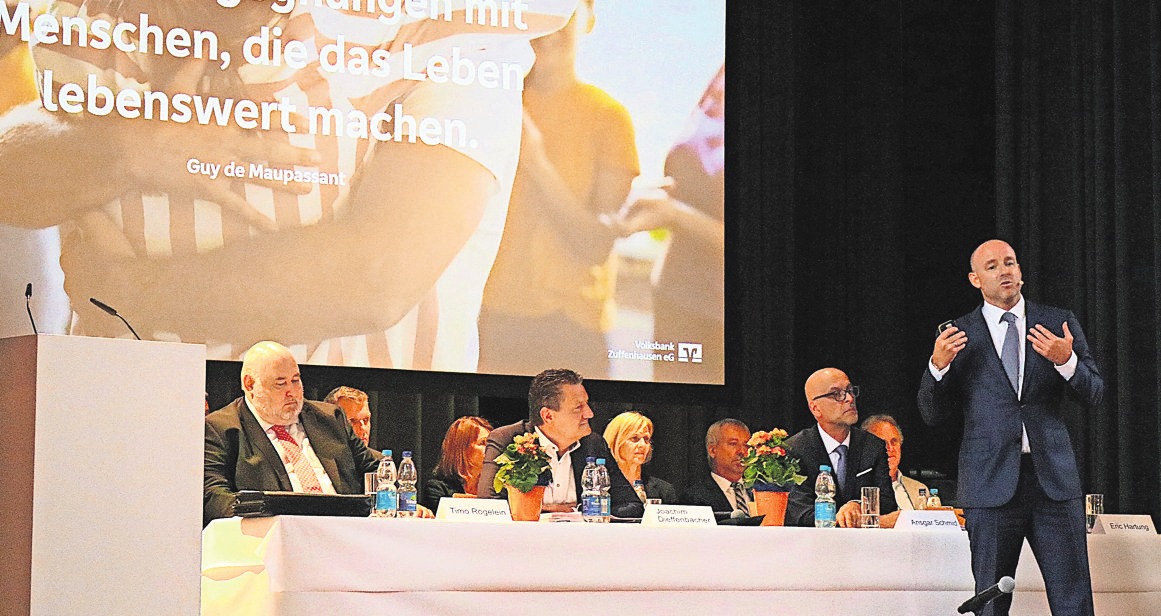 Auf dem Podium (von links) der Aufsichtsratsvorsitzende Timo Rögelein sowie die Vorstandsmitglieder Joachim Dieffenbacher, Ansgar Schmid und stehend redend Eric Hartung. Foto: Eva Herschmann