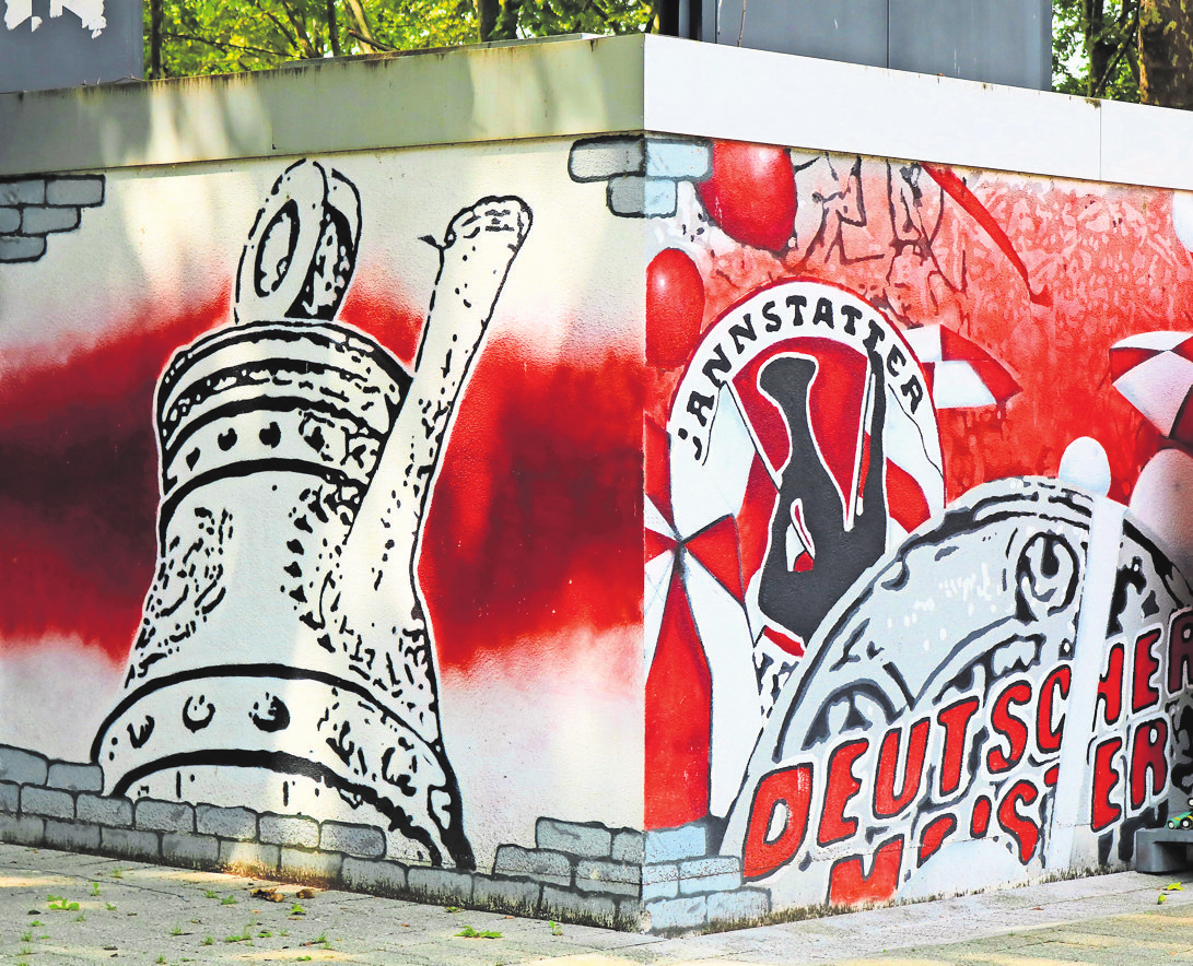 2022 wurde bereits das Trafohäuschen am Stadion verschönert. Natürlich in rot-weiß.