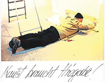 Thomas Niecke beim 10. Ausstellungsaufbau auf der ART Karlsruhe 20 Foto: z
