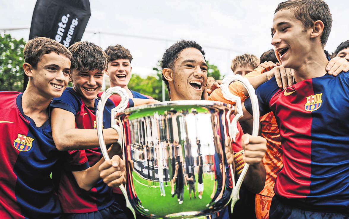 Beim Porsche Fußball Cup 2025 treffen auf dem VfB-Clubgelände einige der besten U15Teams Europas aufeinander. Titelverteidiger FC Barcelona, der FC Bayern München, der VfL Wolfsburg und die Porsche-Partnervereine aus Deutschland und Österreich wie zum Beispiel Gastgeber VfB Stuttgart kämpfen um den Pokal - und spielen dabei auch für den guten Zweck: Denn jedes Tor ist bares Geld für den Nachwuchsleistungssport.