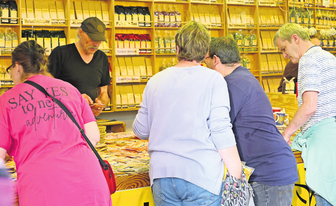 Schmuck, Tee und zahlreiche andere Sachen werden bei der Kornwestheimer Kirbe angeboten.