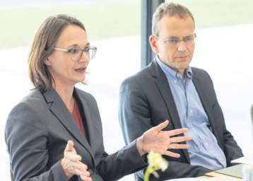 Die Moderatoren des Round Tables rund um die EU-Richtlinie zur Lohntransparenz, Annika Grah und Matthias Schiermeyer, führten durch die von hoher Sachkunde geprägte Diskussion. Rechts Tiemo Kobera von der Südwest Media Network GmbH. Fotos: Lichtgut/Leif Piechowski