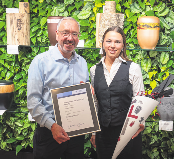 Hartmuth Roth und Auszubildende Adriana Müller.