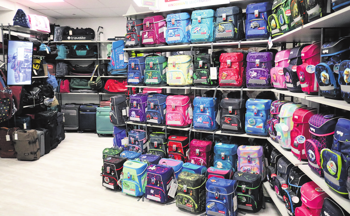 Ergonomie, Individualität und Design setzen heute die Schwerpunkte beim Schulranzenkauf. Die Schulranzen und Schulrucksäcke haben einen eigenen großen Bereich im Geschäft. Foto: Eva Herschmann