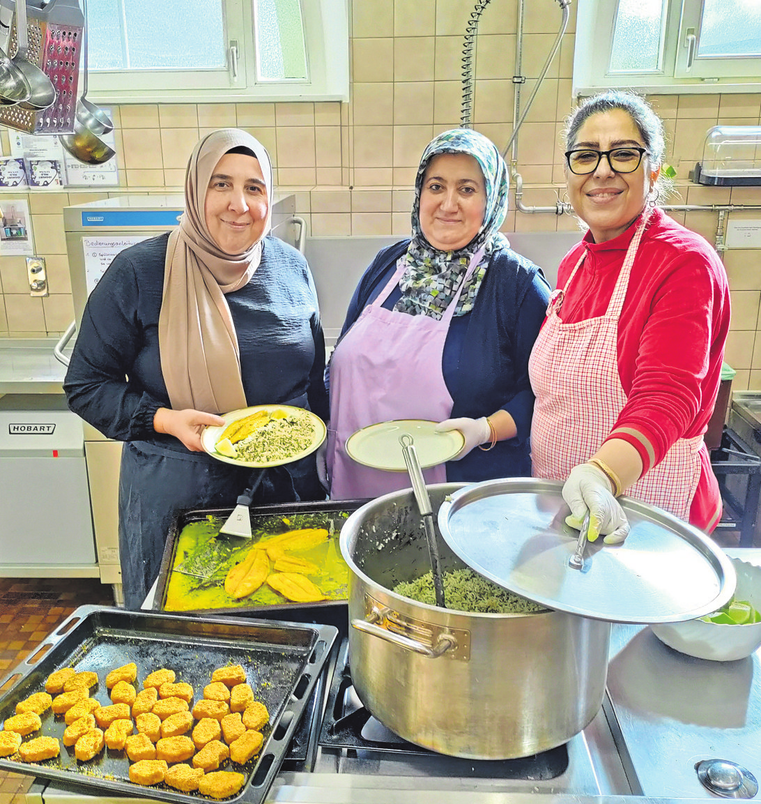 Gekocht wird international: Heute serviert das Küchenteam mit Fahime, Nuray und Kismet (von rechts nach links) Fisch mit Reis.