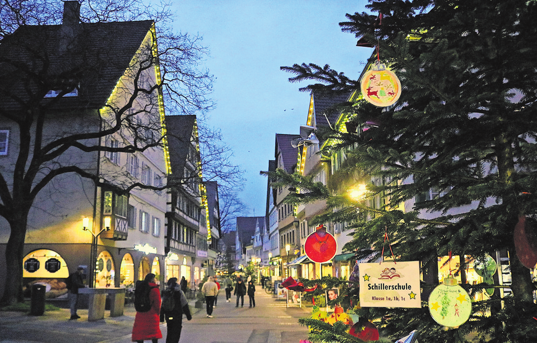 Die von Schulen, Kindergärten und Kitas geschmückten Tannenbäume, die festlich-bunten Buden und weihnachtliche Musik wecken die Vorfreude aufs Fest.