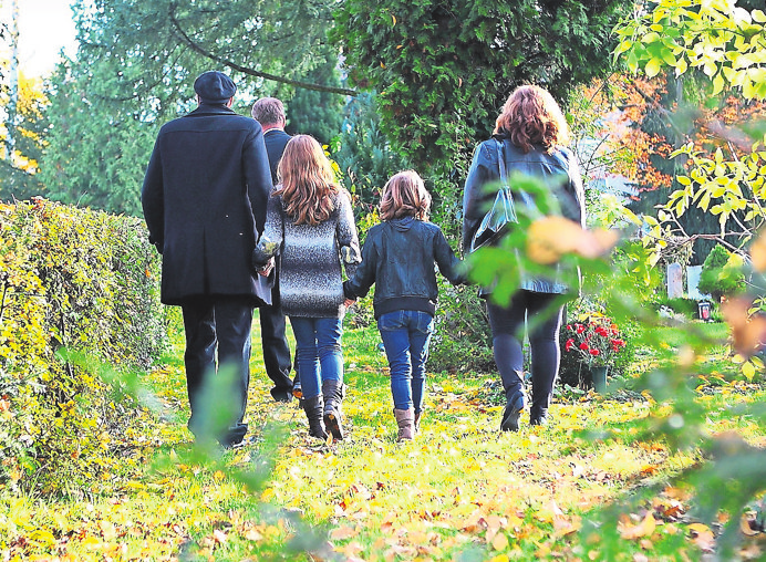 Begleitung auf einem schweren Weg. Foto: Klein.