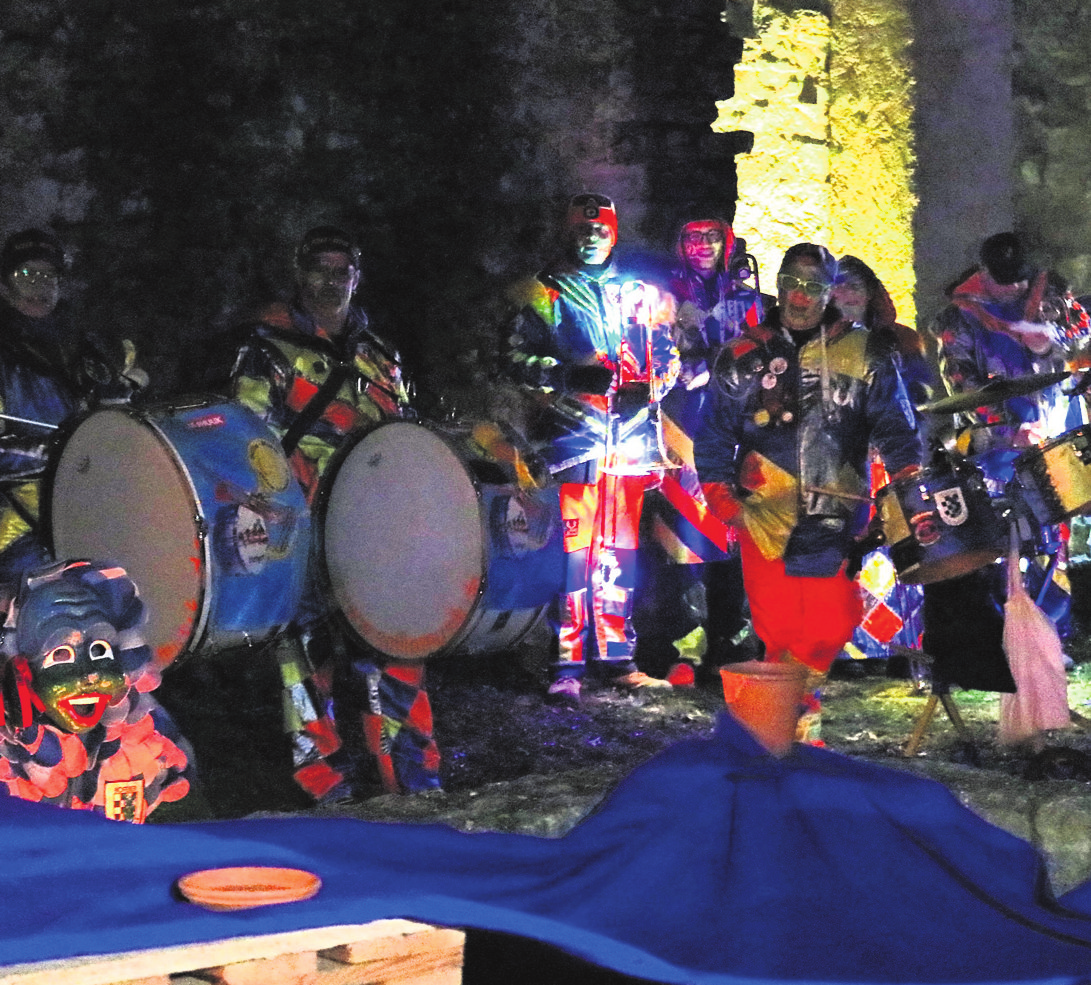 Zu Beginn der Fasnet wird mit Pauken und Trompeten das Greadeffele geweckt.