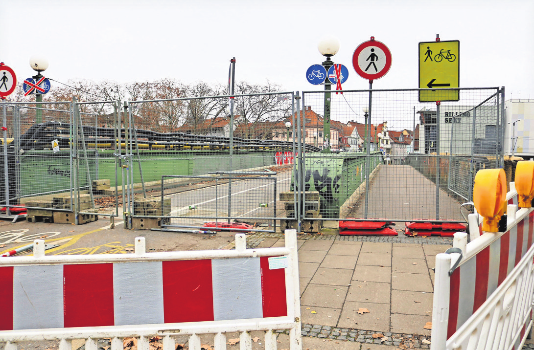 Der Zugang zur Wilhelmsbrücke ist inzwischen mit soliden Bauzäunen versperrt.