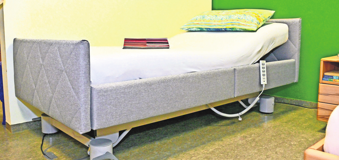 Libra ist ein Bett für jede Lebensphase: von 25 bis 80 Zentimeter höhenverstellbar, in Holzoptik oder abwaschbar, mit desinfizierbaren Stoffen in vielen Farben. Aufrüstbar mit Ausfallschutz und Aufrichthilfe. Foto: Tom Bloch