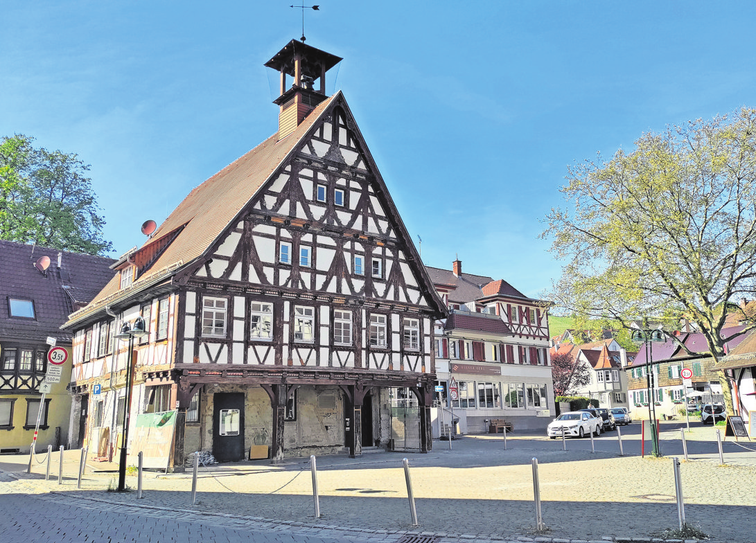 Das Uhlbacher Rathaus wird abschnittsweise saniert: Ein Wasserschaden ist behoben, im Sommer folgen Keller, Erdgeschoss und voraussichtlich die Außenwände.