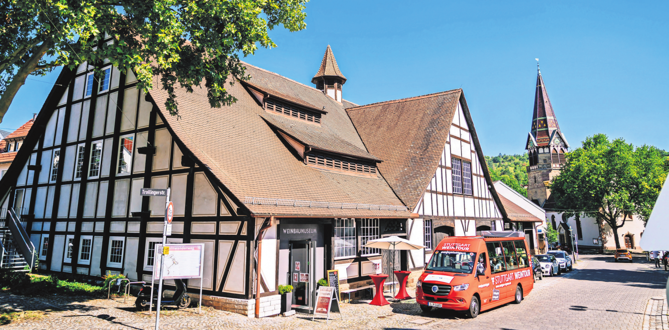 Der Uhlbacher Platz ist einer der Haltepunkte der Stuttgarter Weintour. Seit April fahren die roten Elektrobusse wieder. Foto: Thomas Niedermueller