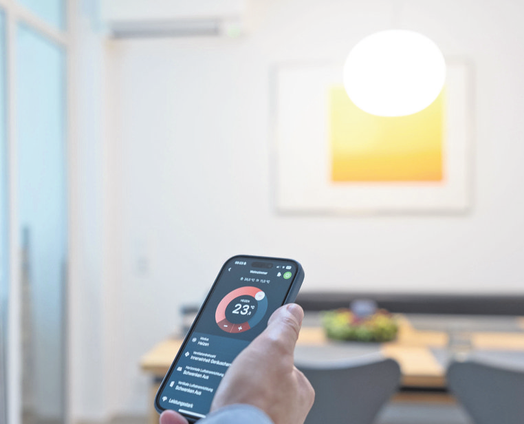 Mit der passenden Smartphone-App lässt sich die Wunschtemperatur raumweise individuell regeln. Foto: djd