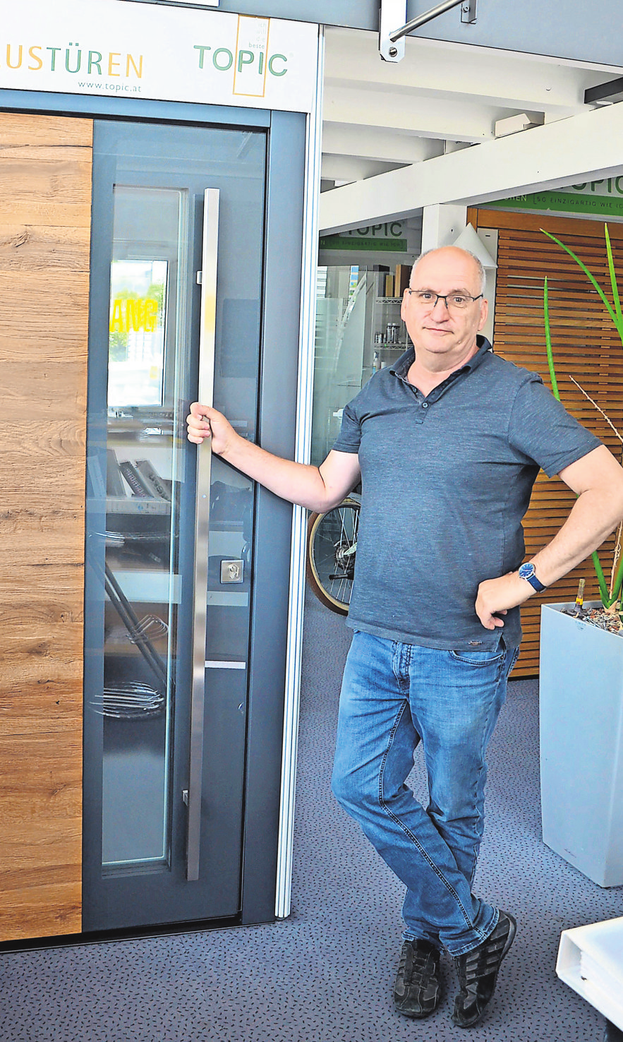 Geschäftsführer Guido Illeson vor moderner Altholz-Eiche Haustür der Firma Topic. Foto: Franziska Penske